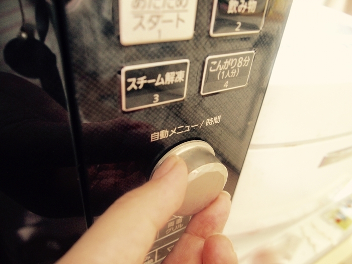 電子レンジのつまみを動かしているところ