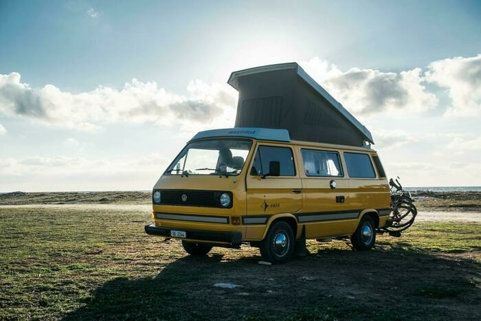 ルーフテントを乗せた車の画像