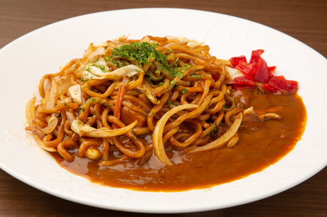 カレーと焼きそばの掛け合わせ