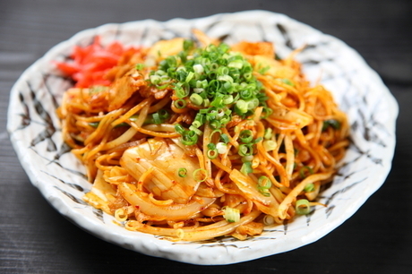 韓国風のキムチ焼きそば