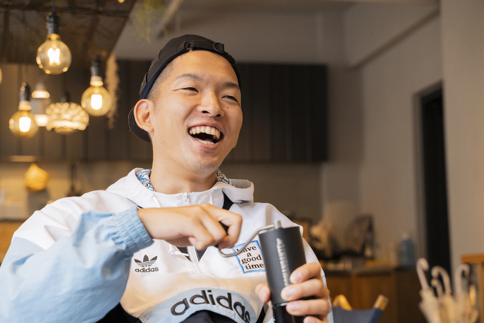 コーヒーをひく金子さん