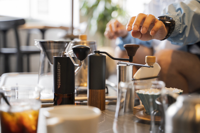 コーヒー器具がテーブルに広がっている様子