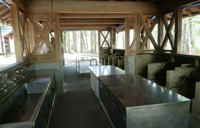 流し台と調理台がある屋外の屋根付き炊事場