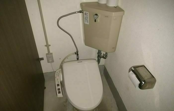 ウォッシュレット付きの水洗トイレ