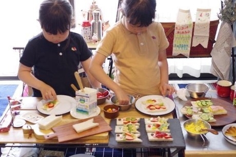 お部屋キャンプで料理を楽しむ子供