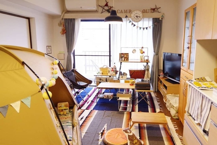 部屋の中にテントを張っている様子
