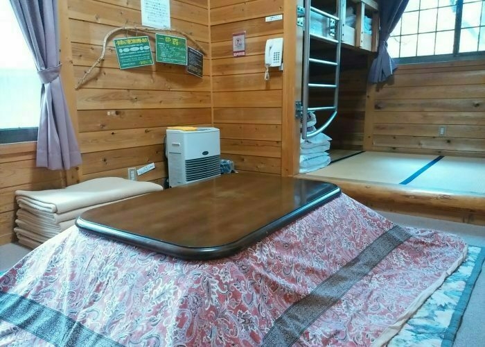 ログハウス内のこたつ