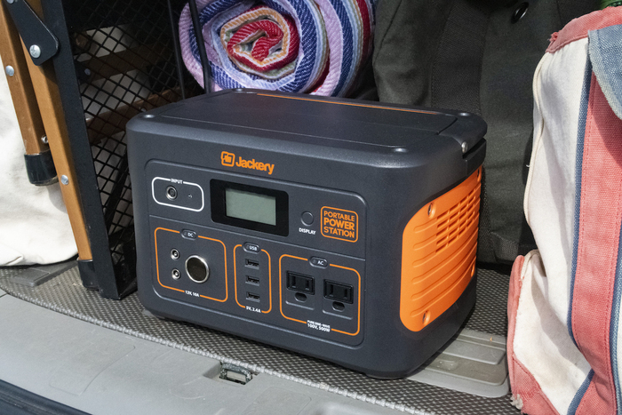 キャンプでも活躍するポータブル電源
