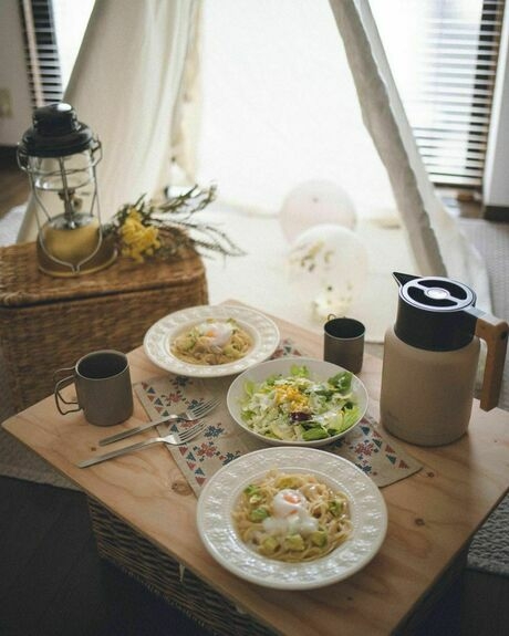 おうちキャンプでの食事風景