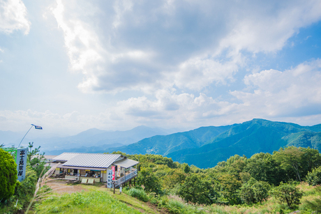 陣馬山の山頂から見える景色