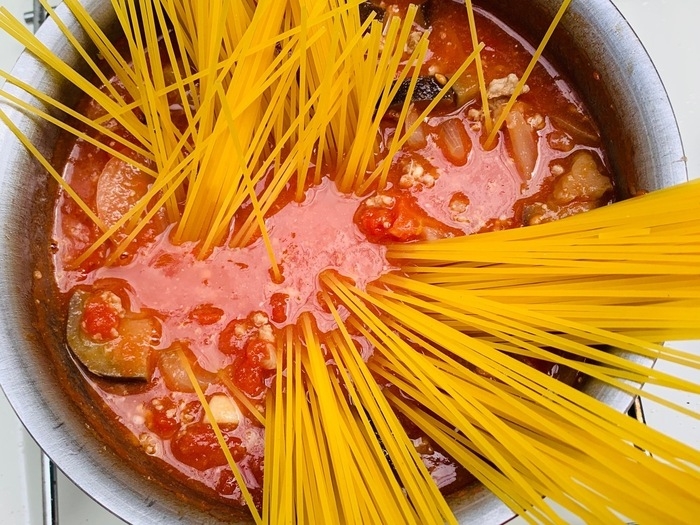 パスタを半分に折り、鍋に投入