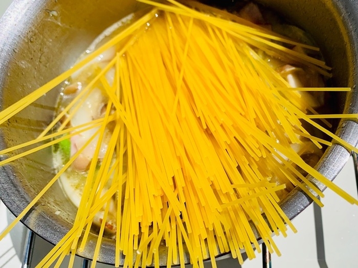 パスタをゆでる様子