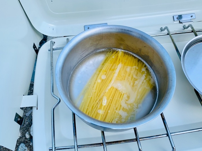 パスタをゆでる様子