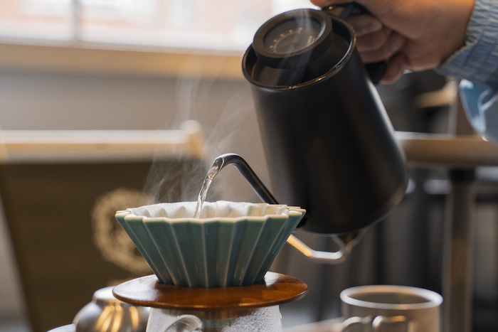 コーヒーをいれる様子