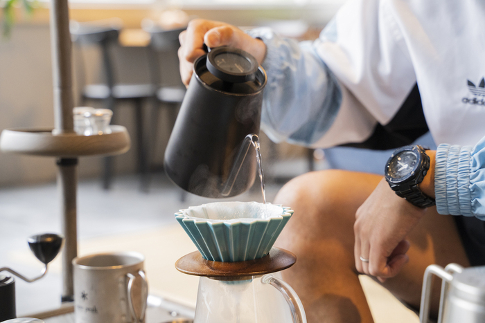 コーヒーフィルターを湯通ししている様子