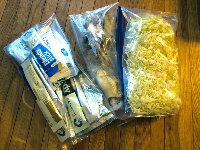 カットした野菜とパッケージから出したインスタントコーヒー