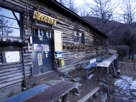 金峰山登山途中にある富士見平小屋