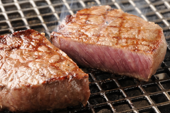 ステーキ肉をカットした断面図
