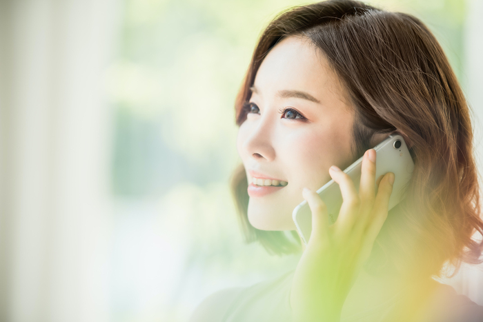 スマホで電話している女性