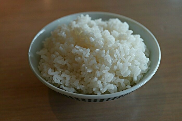 テーブルの上に置かれた白米