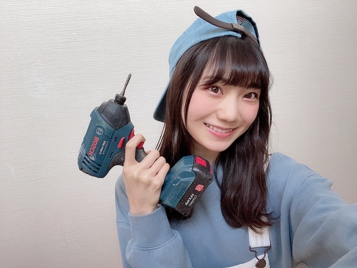 電動ドライバーを使いこなす藤崎さん