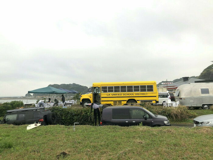 送迎用の黄色いスクールバス