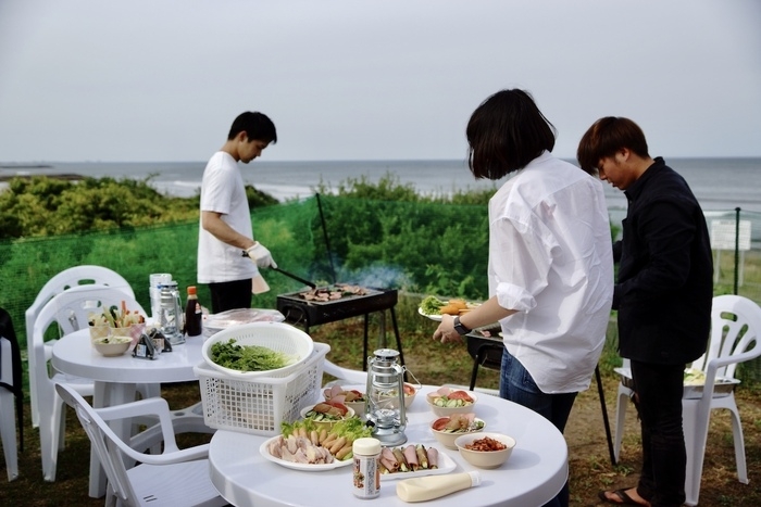 キャンプ場でバーベキューをしている様子