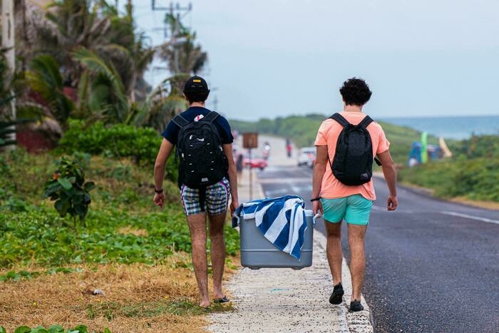 リュックを背負っている男性の画像