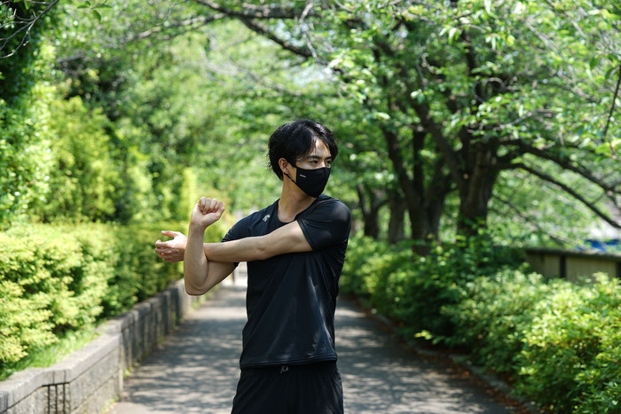 スポーツタイプを着用する男性