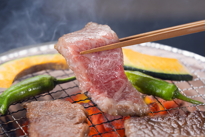 炭火で焼肉を焼いているところ
