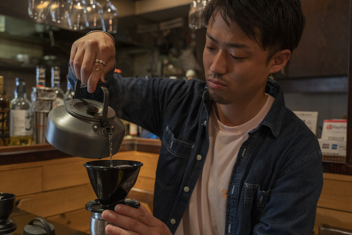 コーヒーを抽出する小松さん