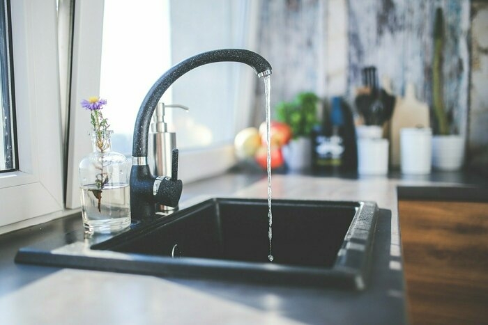 キッチンのシンクの水道か水が流れているところ