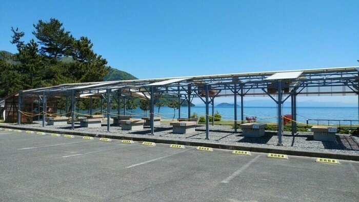 琵琶湖を背景に6卓並んだ屋根のあるバーベキュースペース