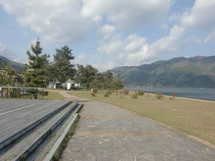 左のデッキから石畳、芝地、琵琶湖へと続いている