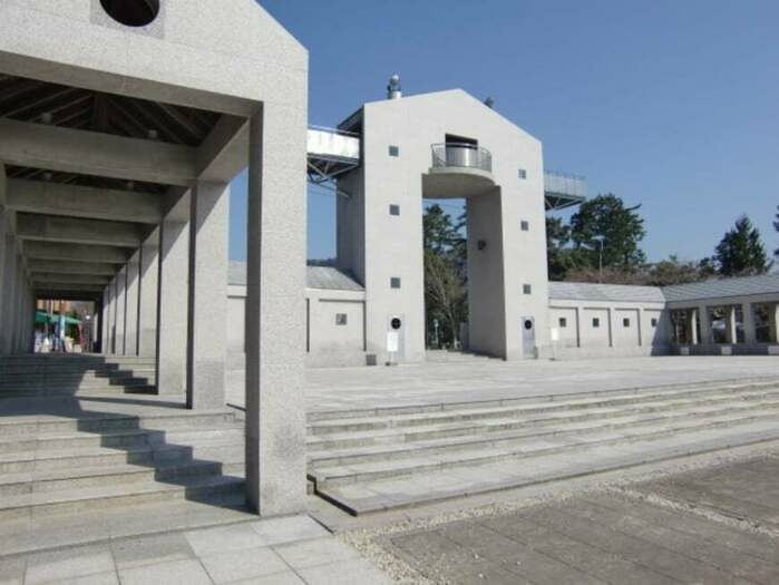 石造りの階段や屋根がついた展望台