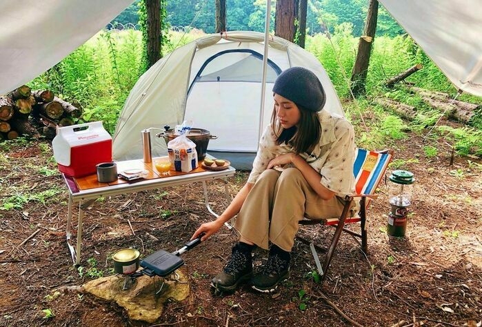 1人キャンプでホットサンドを作る紺野さん