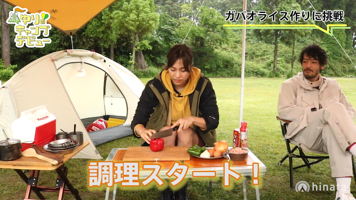 ガパオライスづくりに挑戦する紺野さん