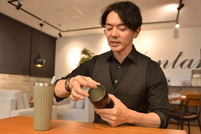 タンブラーについて解説する江沢さん