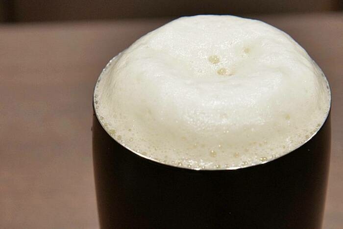 缶のビールを注いだタンブラー