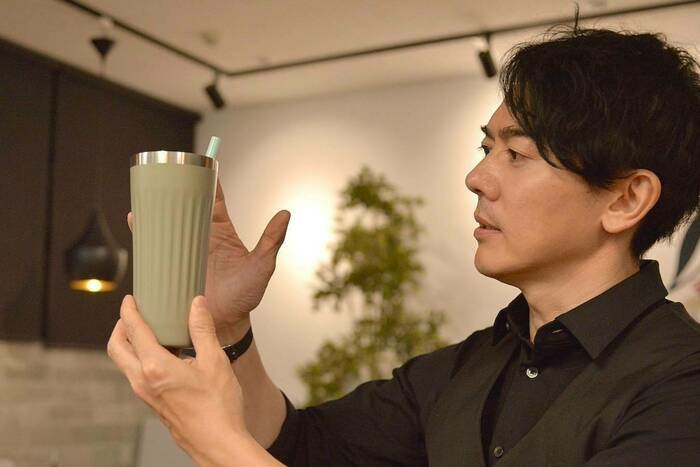 タンブラーを解説する江沢さん