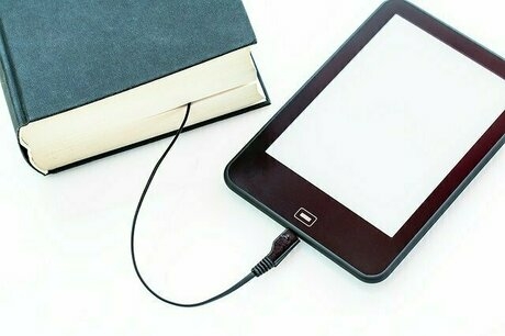 本とタブレットがケーブルで繋がっている