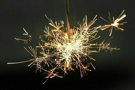 暗い中での線香花火のアップ