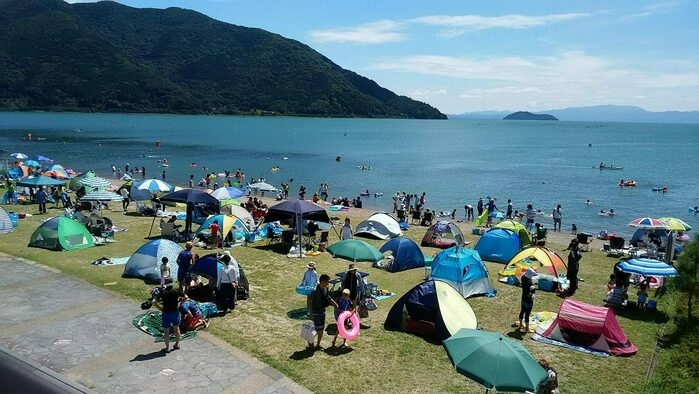 小型テントが沢山並び人で賑わう琵琶湖ビーチ