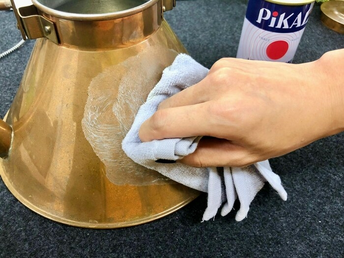 銅製のキャンプケトルをピカールで磨く様子