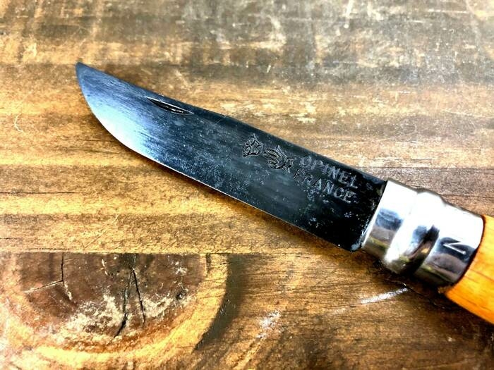 黒さび加工を施したオピネルナイフの刃
