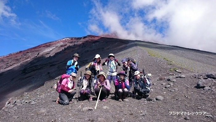 富士山登頂途中で記念撮影