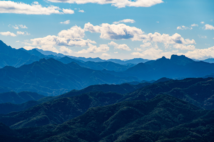 二子山の山並みと秩父盆地
