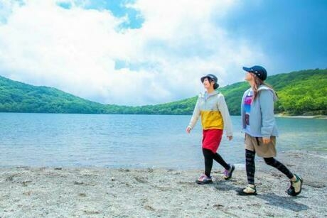 赤城大沼湖畔を歩く2人の女性