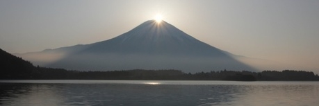 富士山頂に朝日が昇るダイアモンド富士とその手前に田貫湖