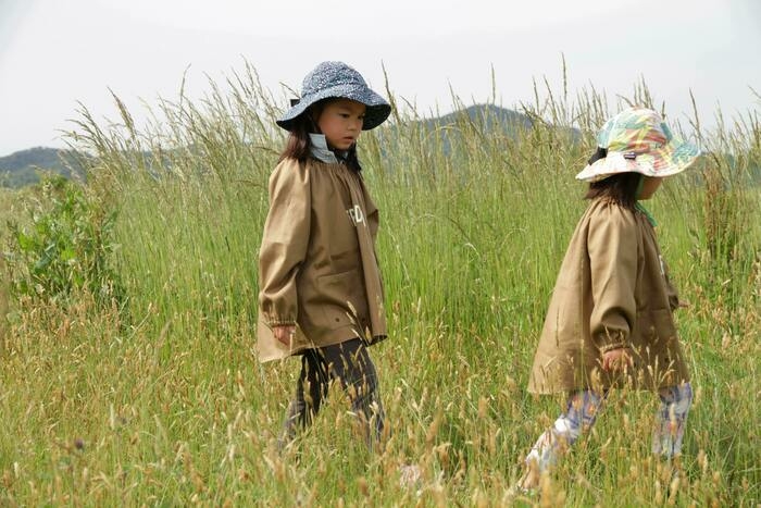 T.S.L CUB(ティエスエルカブ)のフィールドスモックを着た子どもたち